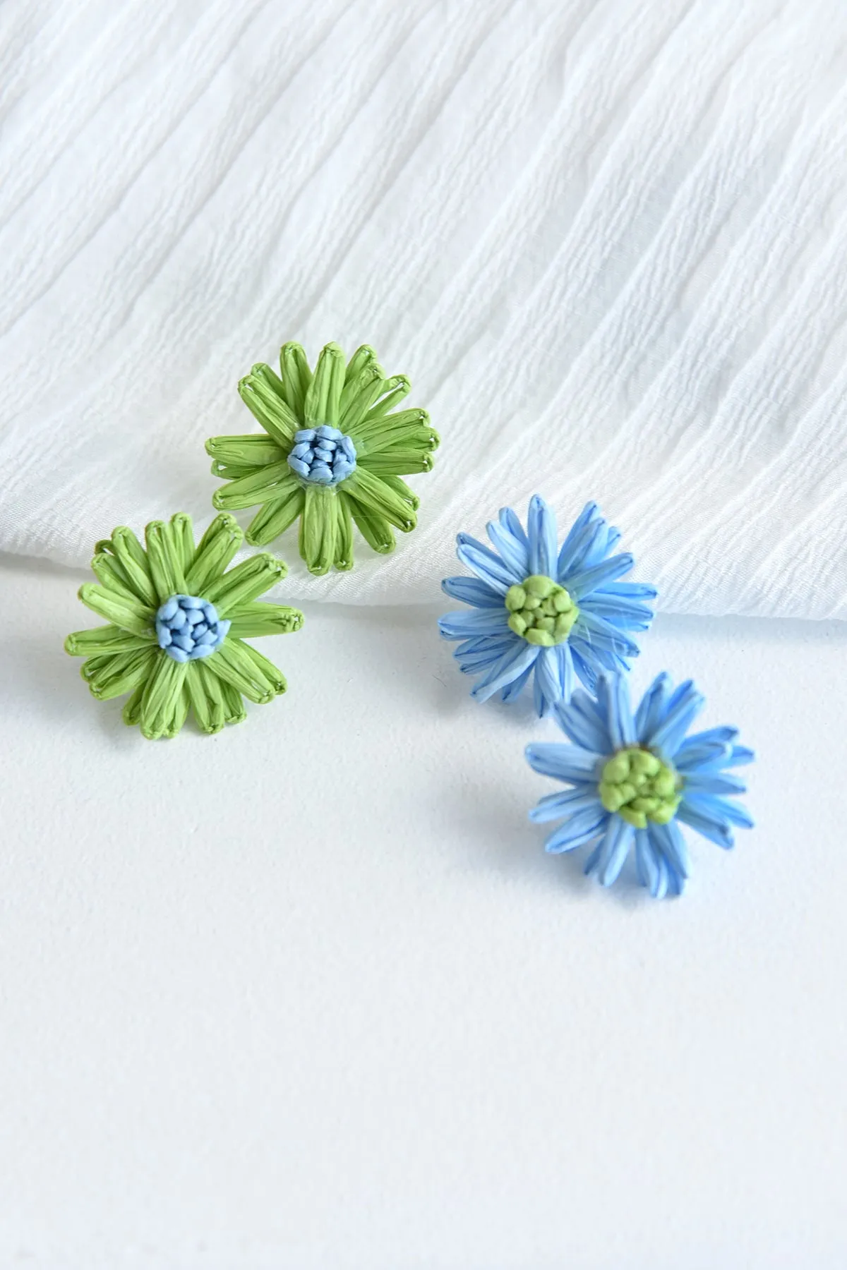 RAFFIA FLOWER STUD EARRINGS