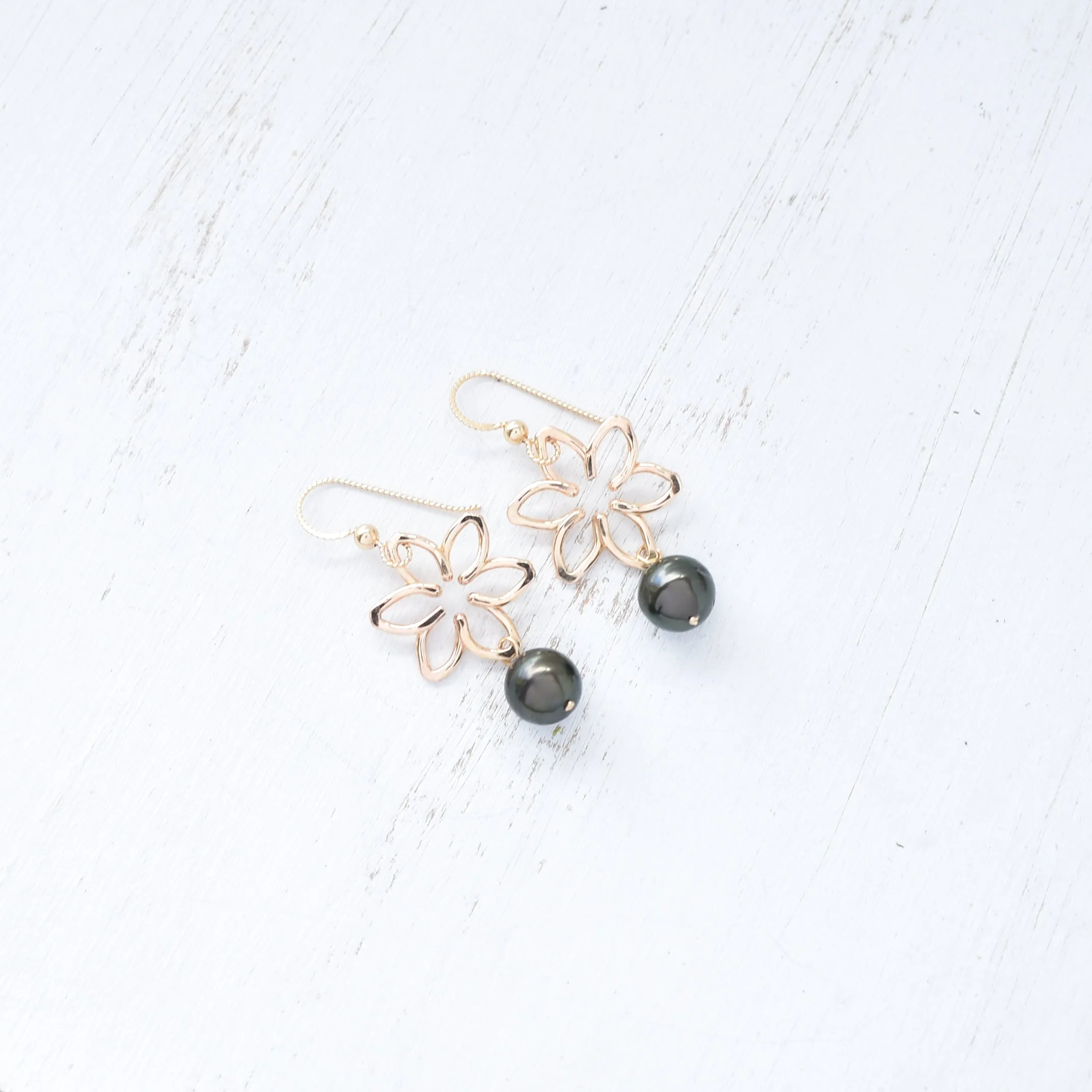 Small Tiare Earrings With Dangling Pearls